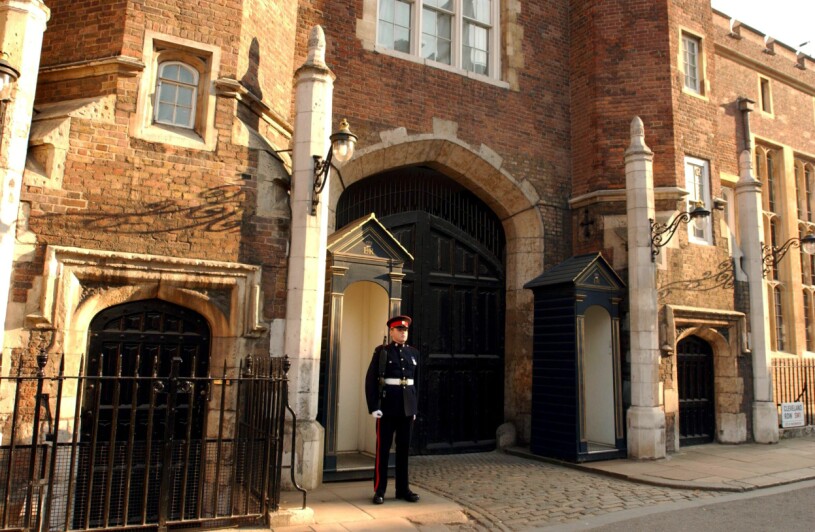 St James Palace i London. Vaktkuren ska inte ha varit bemannad och därför fanns det ingen som kunde stoppa prins Harrys framfart. St James Palace i London där prins Harry tidigare bodde