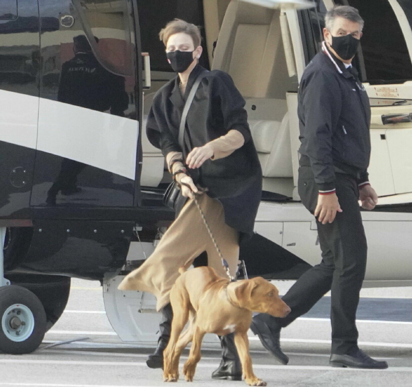 Ett lite bekymrat ögonkast på Monacos furstinna. Furstinnan Charlene Hund Rhodesian Ridgeback