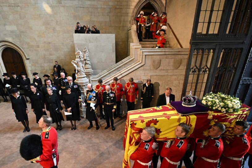 Drottning Elizabeth på lit-de-parade i Westminster Hall i London. Drottning Elizabeths kista i Westminster Hall