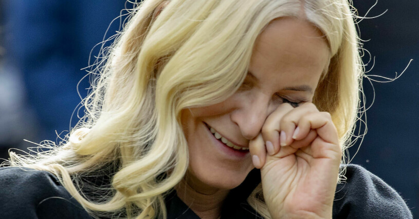 En tår under välkomstceremonin. Kronprinsessan Mette-Marit