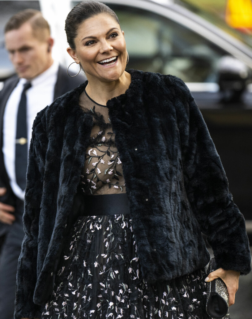 Victorias aftonlook. Klänningen är ärmlös och kommer från kollektionen som Giambattista Valli gjorde för H&M år 2019. Kronprinsessan Victoria i en klänning av Giambattista Valli för H&M 2019