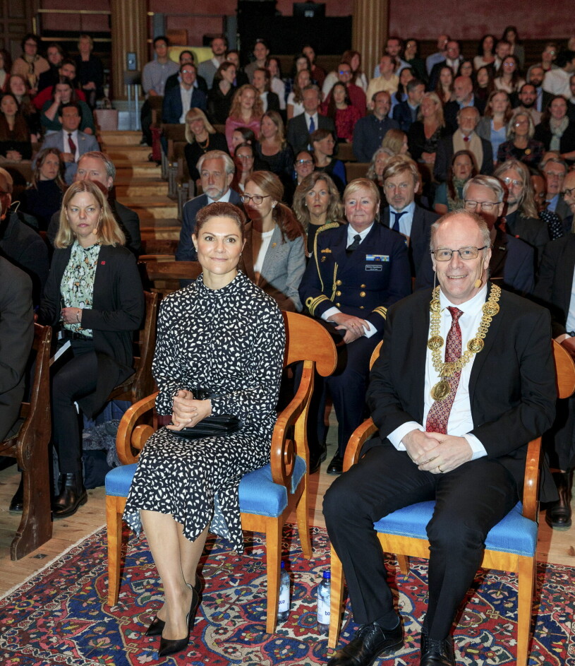 Victoria på hedersplats bredvid rektor Anders Hagfeldt. Kronprinsessan Victoria Anders Hagfeldt Rektor Uppsala universitet