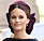 Prinsessan Sofia på riksmötet med vinröd sammetsrosett i håret