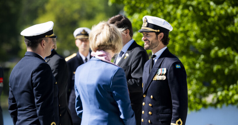 Prins Carl Philip och kung Carl Gustaf påbörjade dagen på Kungliga Djurgården för kransnedläggning vid veteranmonumentet Restare. Prins Carl Philip Veterandagen 2021