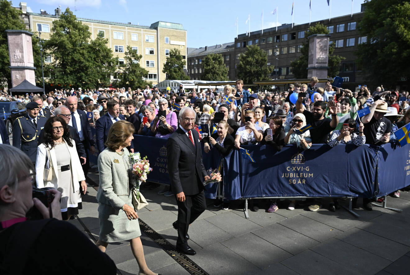 Kungaparet anländer till Stortorget i Gävle