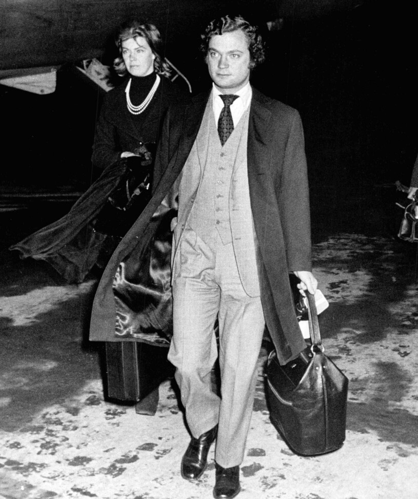 50 år sedan i dag: Prinsessan Margaretha fick kasta sig hem från London och kungen mötte henne vid flyget, bara timmar efter Sibyllas död. Kungen med prinsessan Margaretha efter prinsessan Sibyllas död