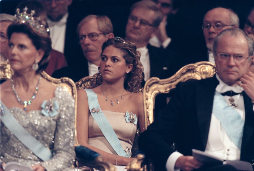 Madeleine har aldrig riktigt trivts i rampljuset. Prinsessan Madeleine gjorde sin debut på Nobelceremonin, sittande bakom drottning Silvia och kung Carl XVI Gustaf, i konserthuset, december 2000.