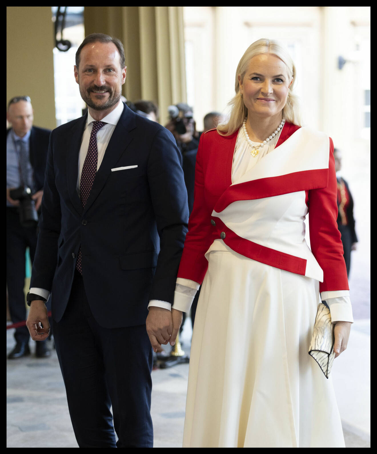 Haakon och Mette-Marit på kung Charles fest på Buckingham Palace