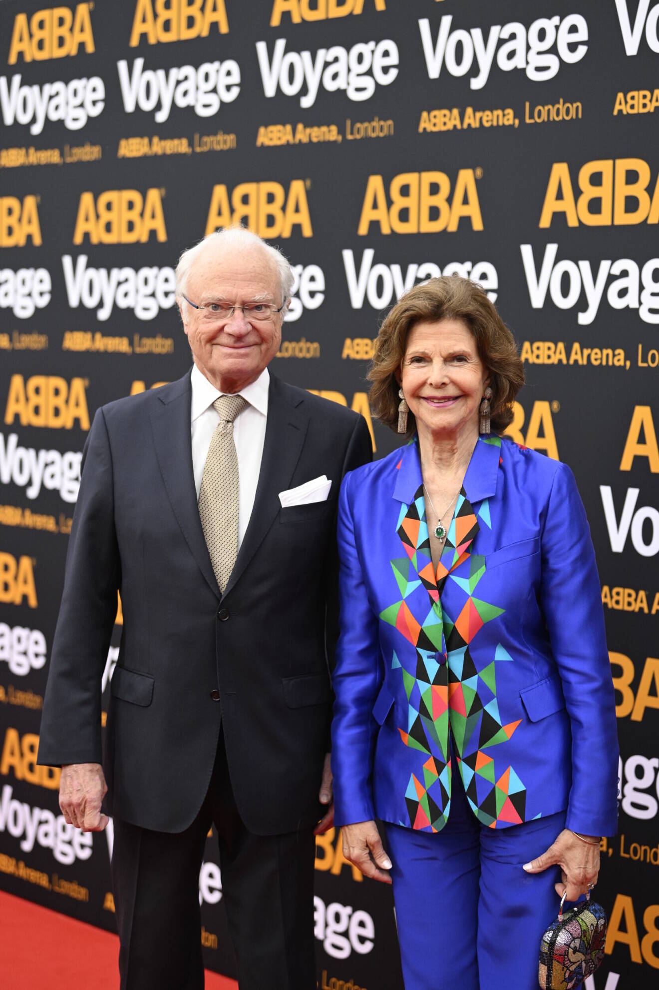 Kung Carl Gustaf och drottning Silvia anländer på röda mattan till ABBA Arena, Queen Elizabeth Olympic Park, inför kvällens galapremiär av Abba Voyage.