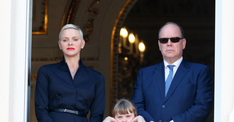 Charlene, Albert och och dottern Isabella i samband med den katolska högtiden corpus christi. Furstinnan Charlene, prinsessan Gabriella och furst Albert
