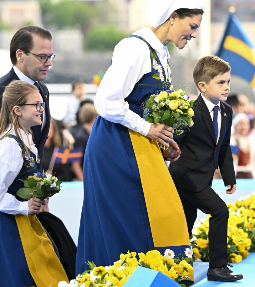Ett stort steg för prins Oscar! Kronprinsessan Victoria och prins Oscar på Nationaldagen 2022