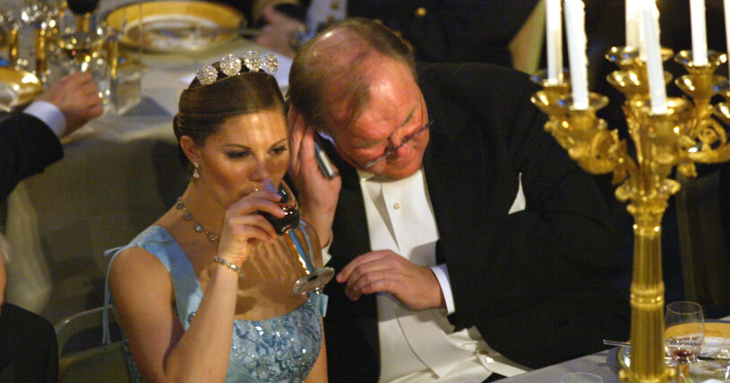 Kronprinsessan Victoria skruvade på sig obekvämt under Göran Perssons telefonsamtal. Kronprinsessan Victoria och Göran Persson, 2003