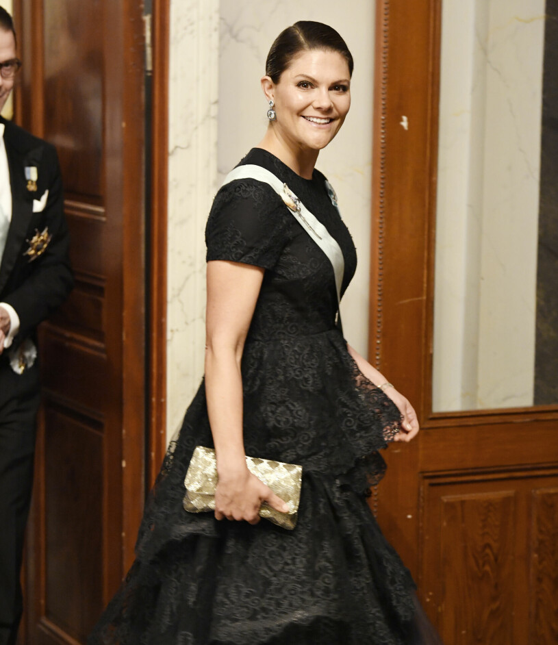 Kronprinsessan Victoria nu i kväll. Kronprinsessan Victoria Kungl. Musikaliska Akademien 250-årsjubileum svart spetsklänning H&M Conscious Exclusive Collection