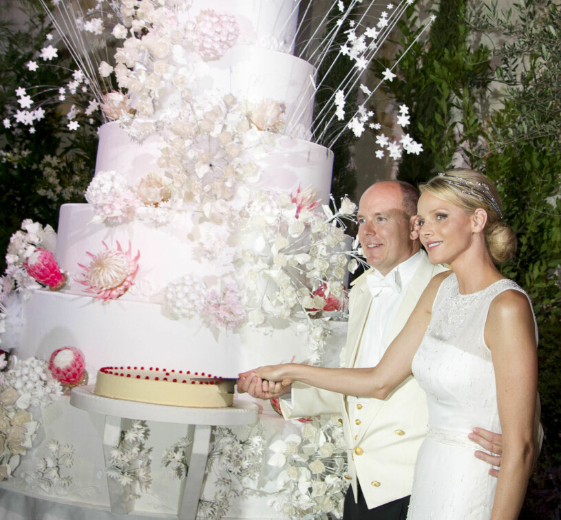 Furstinnan Charlene och furst Albert av Monaco – nygifta framför sin bröllopstårta