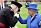 Prins Michael kysser sin kusin drottning Elizabeth på hand