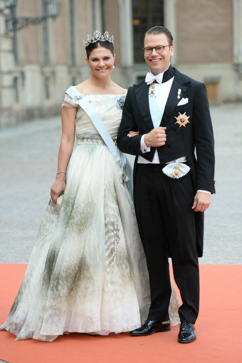 Kronprinsessan Victoria och prins Daniel anländer till vigseln mellan prins Carl Philip och Sofia Hellqvist i Slottskyrkan.