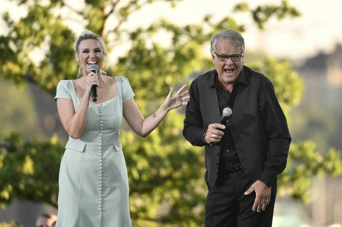 Lasse Berghagen och Sanna Nielsen under säsongens andra upplaga av Allsång på Skansen på tisdagskvällen.