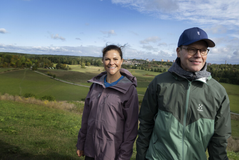 Victoria och Daniel känner sig verkligen som hemma i naturen! Kronprinsessan Victoria och prins Daniel närvarar vid Allemansrättens dag i Akalla by på tisdagsförmiddagen.