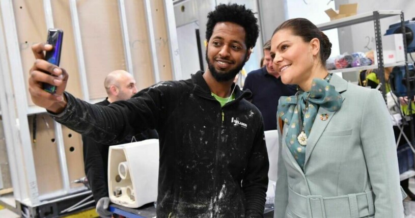 Kronprinsessan Victoria är av annan skola än sin mamma, i alla fall när det kommer till selfies. Kronprinsessan Victoria tar selfie i Norrbotten