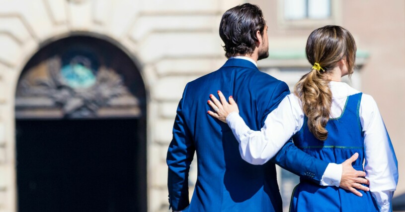 Prins Carl Philip och prinsessan Sofia håller i varandra