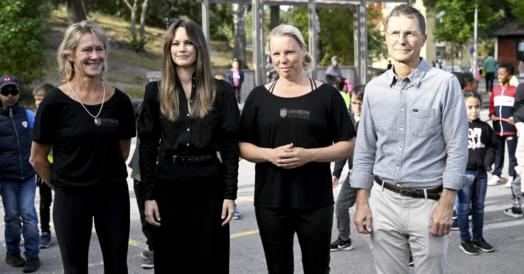 Prinsessan Sofia, klädd i svart efter hennes offentliga uppdrag efter Elizabeths bortgång. Prinsessan Sofia med Teija Bervokk, Safe Selfie Academy, Caroline Engvall, grundare till Safe Selfie Academy och Holger Everitt