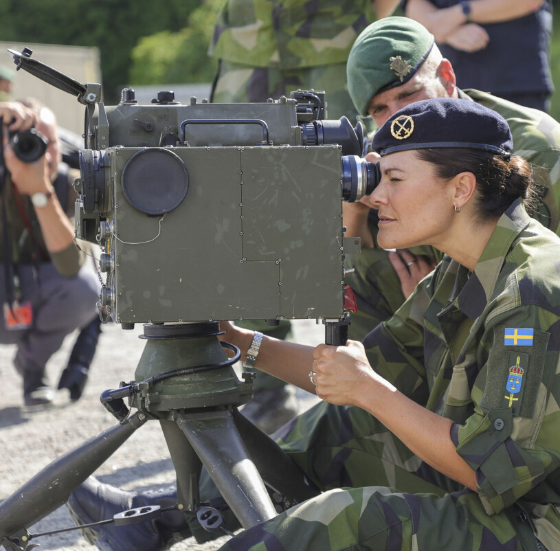 Victoria gjorde ett mycket professionellt intryck i sin fältuniform – men kolla ringen: Man kan lugnt säga att den där jättebriljanten bröt av! Kronprinsessan Victoria i fältuniform på Älvsborgs amfibieregemente i Göteborg