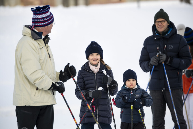 Både Estelle och Oscar älskar att åka skidor! Kung Carl Gustaf och drottning Silvia åker längdskidor med kronprinsessa Victoria, prins Daniel, prinsessa Estelle och prins Oscar i Drottningholms slottspark.