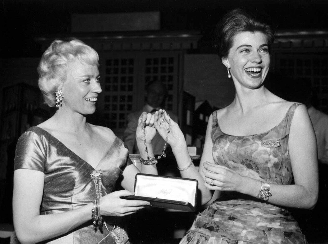 Ewy, då Rosqvist, får pris av prinsessan Margaretha, ett halsband i etui. Ewy, då Rosqvist, får pris av prinsessan Margaretha, ett halsband i etui.