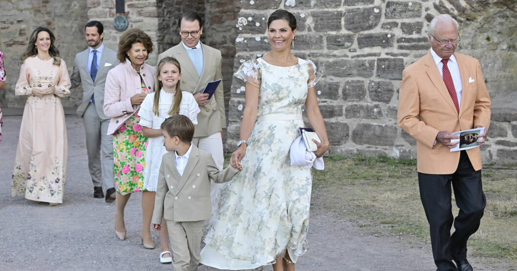 BORGHOLM 20220714Prins Carl Philip, prinsessan Sofia och prinsessan Madeleine, drottning Silvia, prins Daniel, prinsessan Estelle, prins Oscar, kronprinsessan Victoria och kung Carl Gustaf vid firandet av kronprinsessan Victorias födelsedag på Borgholms slottsruin på ÖlandFoto: Jonas Ekströmer / TT / kod 10030