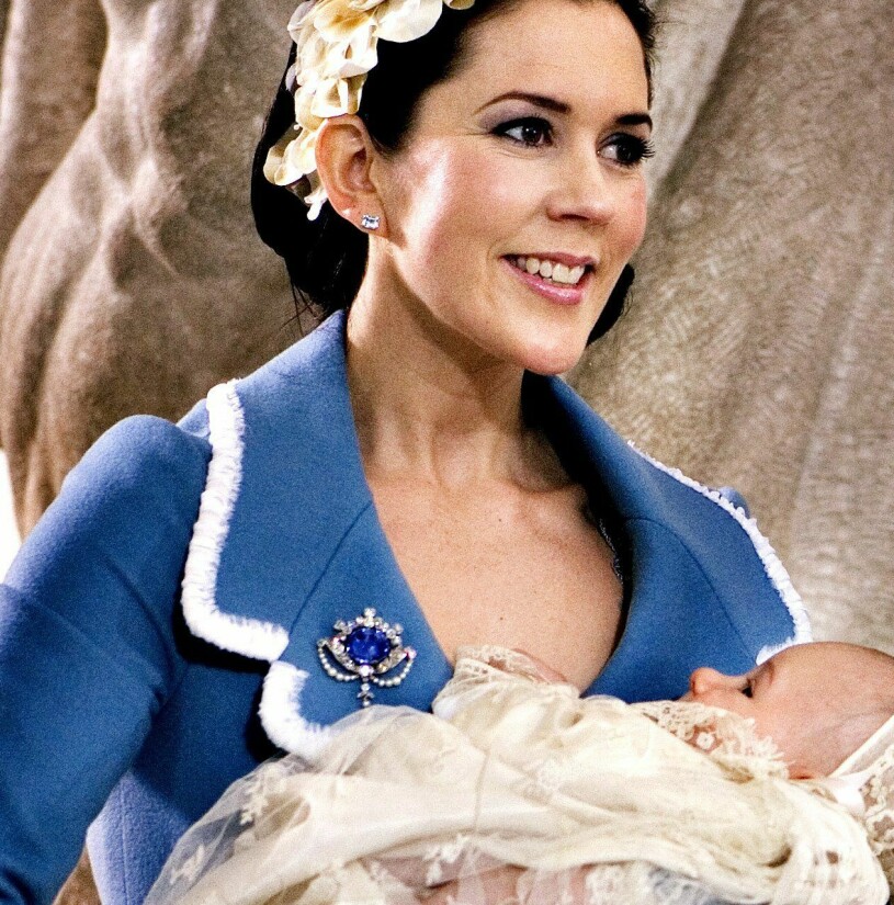 Marys brosch i all sin prakt. Till höger prins Christian. Kronprinsessan Mary i sin safirbrosch på prins Christians dop