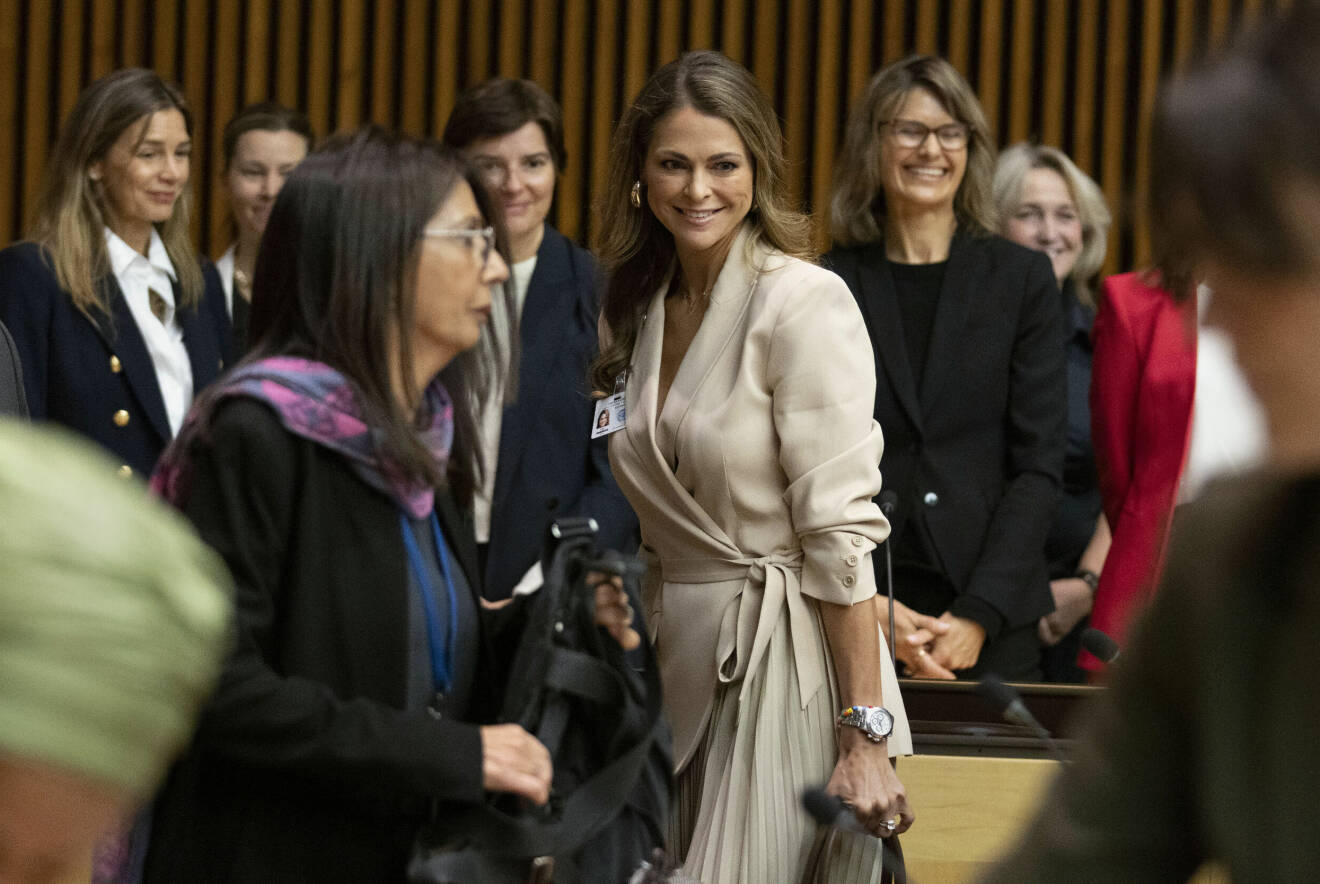Prinsessan Madeleine anländer till möte i FN:s högkvarter där Childhood har möte, hon ler