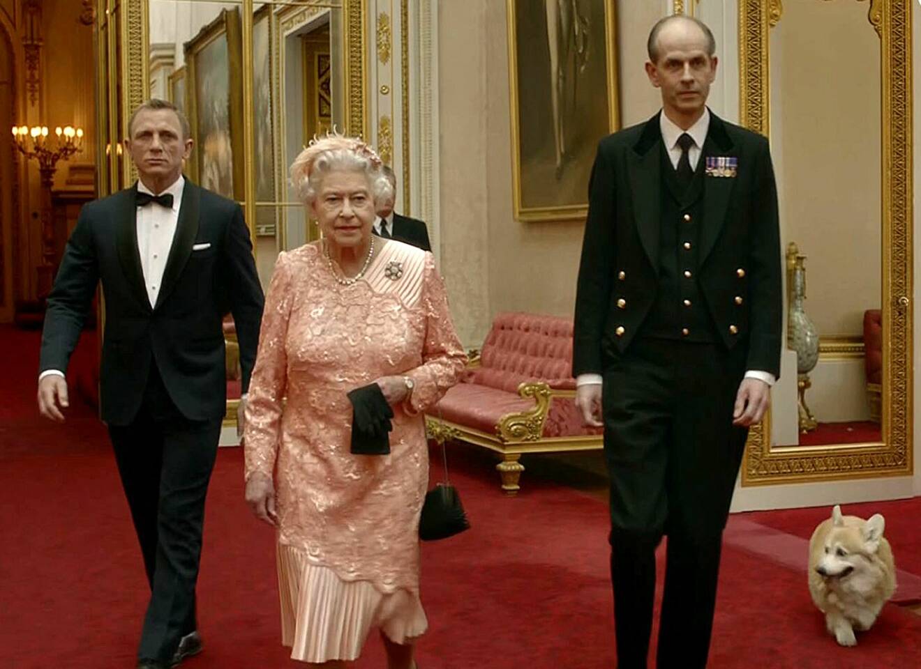 Drottning Elizabeth på Buckingham Palace med Daniel Craig, Tall Paul och en av sina corgis