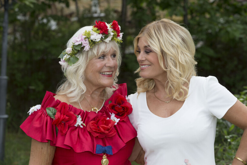 Christina och Pernilla har alltid haft en fin och nära relation. Christina Schollin och Pernilla Wahlgren på Christina Schollins 80-årsfest, Björkhaga ute på Norra Lagnö, Värmdö, 2018