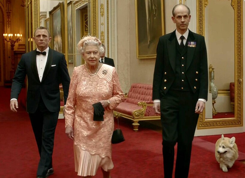 Drottning Elizabeths bejublade framträdande tillsammans med Daniel Craig och corgin Monty när London-OS invigdes 2012. Drottning Elizabeths bejublade framträdande tillsammans med Daniel Craig och corgin Monty när London-OS invigdes 2012.