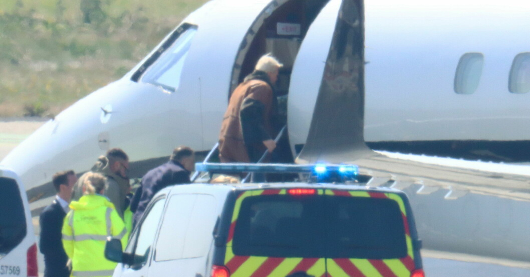 Här stiger furstinnan Charlene på privatflyget i Nice. Furstinnan Charlene