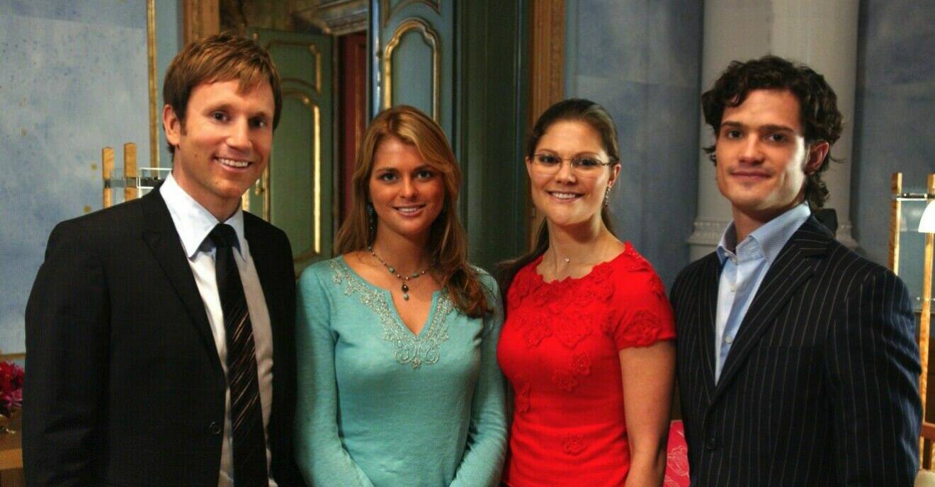 Peter Jihde står bredvid prinsessan Madeleine, kronprinsessan Victoria och prins Carl Philip