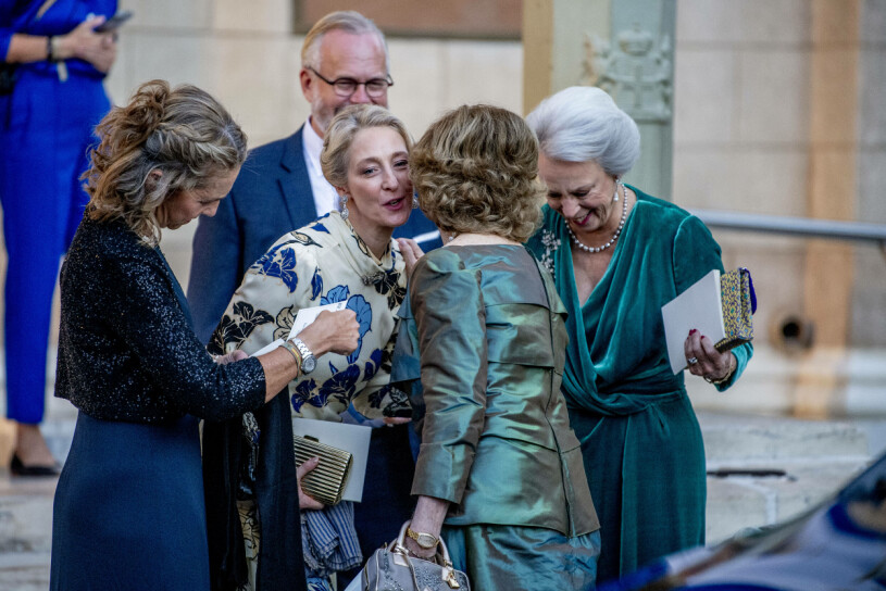 Inte alls så många danska kungligheter som väntat. Men kindpussarna är tillbaka! Prinsessan Elena Drottning Sofia Prinsessan Alexandra Prinsessan Benedikte Prins Philippos bröllop Aten