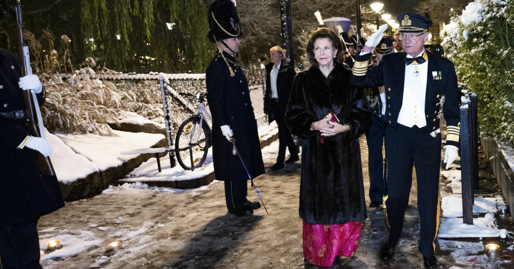 Kungaparet drottning Silvia och kung Carl Gustaf anländer till Berns Salonger i Stockholm på lördagen där Livgardet firar sitt 500-årsjubileum. Drottning Silvia och Kung Carl Gustaf