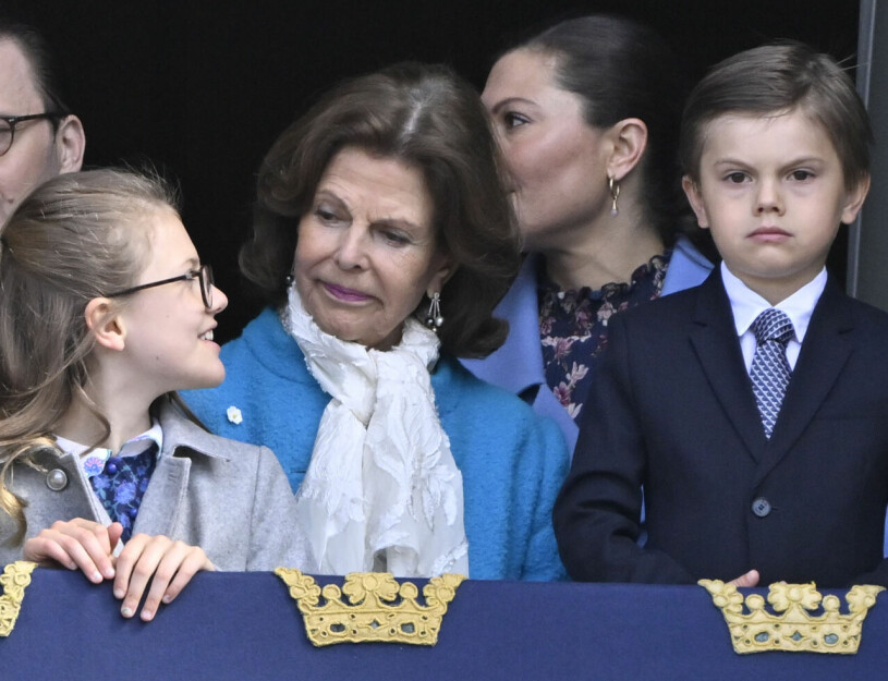 Drottning Silvia med två av sina barnbarn, Oscar och Estelle. Drottning Silvia med prinsessan Estelle och prins Oscar på kungens födelsedag 2022