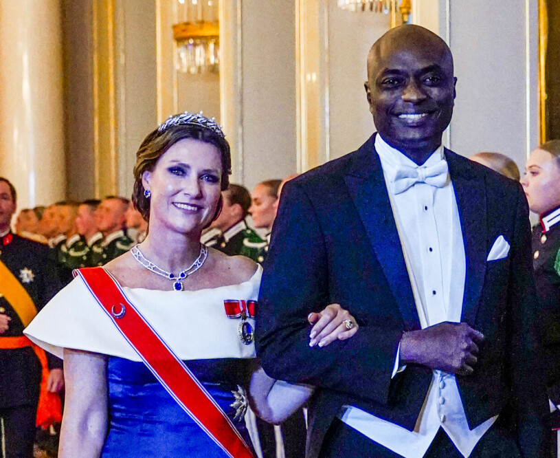 I och med giftermålet blir Shaman Durek medlem av norska kungafamiljen. Men han måste hålla sig till reglerna! Prinsessan Märtha Louise och Durek Verrett på galamiddag på slottet i Oslo