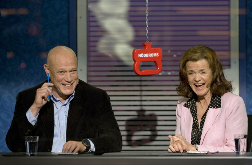 Roberts skämt fick kompanjonen Camilla Lundberg, programledarna och hela studion att brista ut i skratt. På Spåret Robert Aschberg och Camilla Lundberg 2008