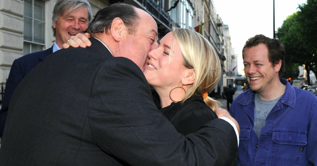 Laura Lopes och brodern Tom Parker Bowles i bakgrunden, 2018. Laura Lopes och Tom Parker Bowles