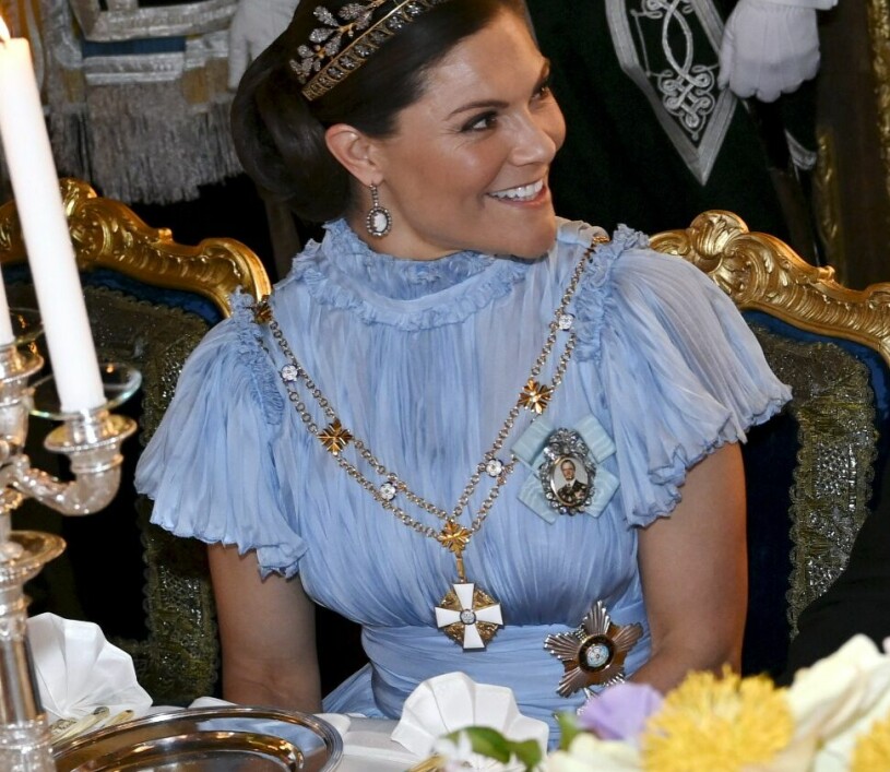 Kronprinsessan Victoria med kedjan som blivit en snackis. Kronprinsessan Victoria med sin finska orden Kommendörstecknet av Finlands Vita Ros’ orden