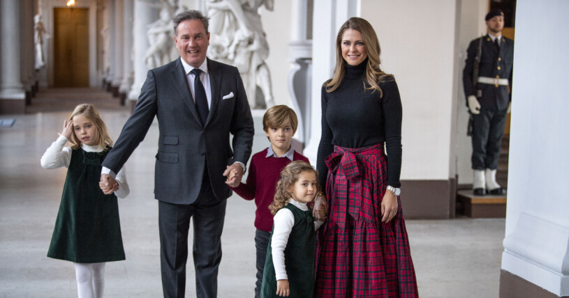 Hela familjen är hemma igen! Prinsessan Madeleine, Chris O`Neill och barnen Leonore, Nicolas och Adrienne på väg att ta emot granar inför julfirandet från Skogshögskolans studentkår på Stockholms slott.