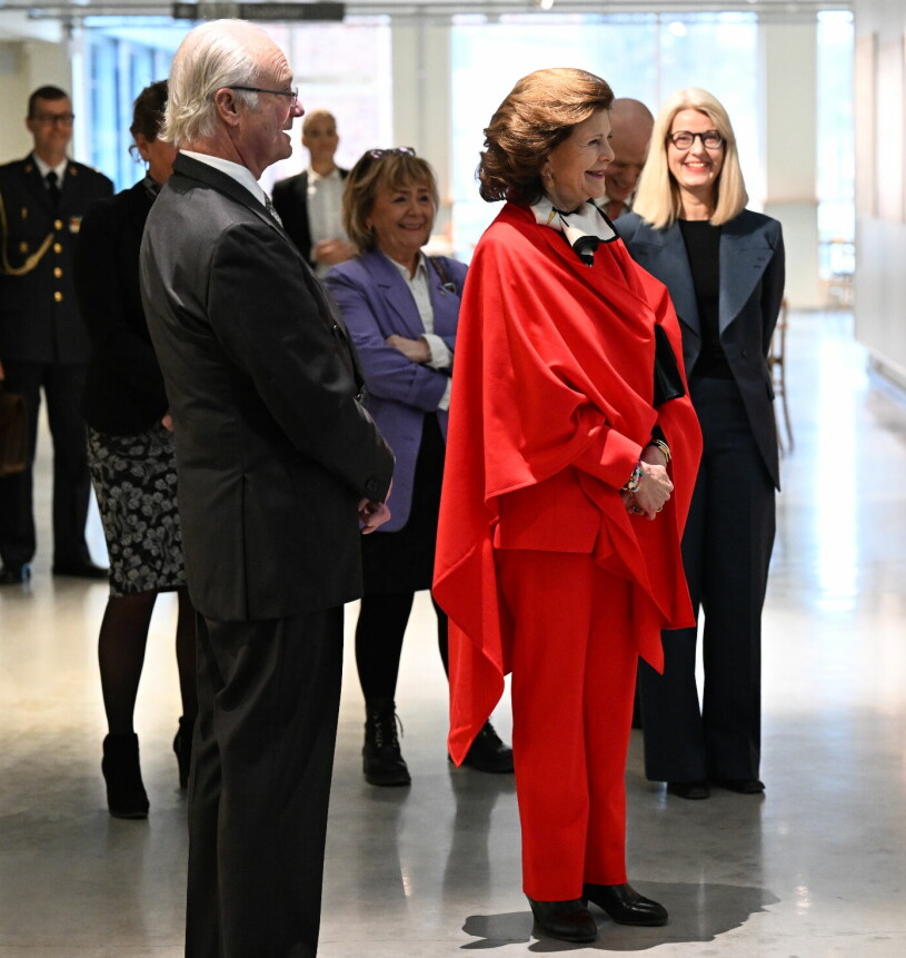 Vilken fantastisk outfit på drottning Silvia i dag! Kungen och drottning Silvia firar kungen 50 år i Nyköping Södermanland