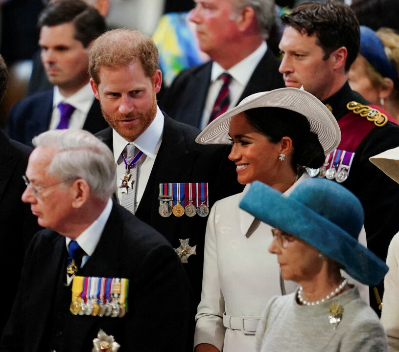 Meghan och Harry hamnade däremot på raden bakom drottningens kusiner, hertigarna av Gloucester och Kent. Meghan och Harry firar drottning Elizabeth 70 år på tronen