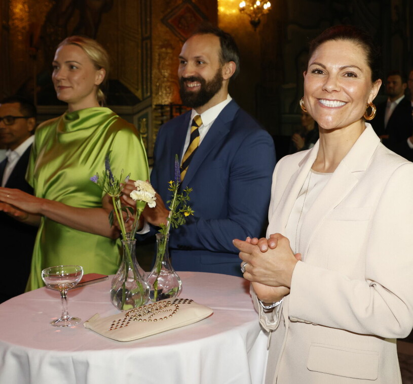 Dagens kungliga partylook. Kronprinsessan Victoria på SOK:s fest i Stockholms stadshus 2022