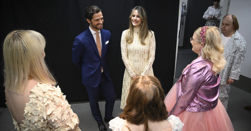 Prins Carl Philip och prinsessan Sofia hälsar på Glada Hudik-ensemblen, ett trevligt möte! Prins Carl Philip och prinsessan Sofia på manifestationen Catwalk