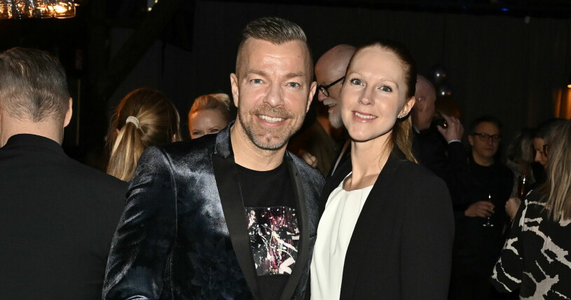 Casper Janebrink ler mot kameran med flickvännen Therese