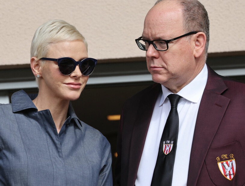 Charlene och Albert på rugby i Monaco häromveckan. Furst Albert och furstinnan Charlene på rugby i Monte Carlo